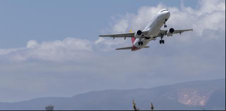 AVIONES DE IBERIA DESPEGANDO DEL AEROPUERTO DEL PRAT / JOSEP TARRADELLAS.