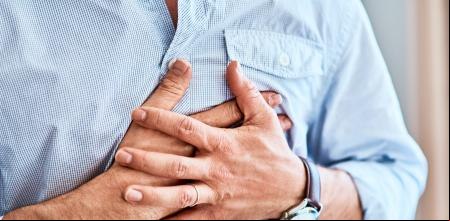 El infarto suele empezar con un fuerte dolor en el pecho