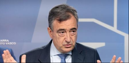 El presidente del EBB del PNV, Aitor Esteban, presenta la Proposición de Ley de medidas urgentes en materia de vivienda, suelo y urbanismo, junto al secretario general del PSE-EE, acordada entre ambos partidos para Euskadi, a 3 de junio de 2025, en Vitoria-Gasteiz, Álava, País Vasco (España).