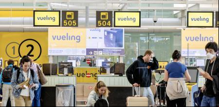 FOTO ALEX GARCIA MALETAS EQUIPAJE DE MANO FACTURACION VUELING AEROPUERTO DE EL PRAT TURISMO 2025/04/02. Vueling y Ryanair concentran el 86% de reclamaciones por la maleta de mano. Las aerolíneas insisten en cobrar por este equipaje a la espera de medidas cautelares. Vueling se enfrenta a una multa de 39 millones de euros por cobrar por la maleta de mano.