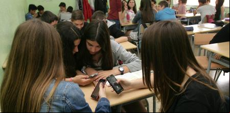 Illa avanza que habrá “más medidas restrictivas” para los móviles en el próximo curso escolar