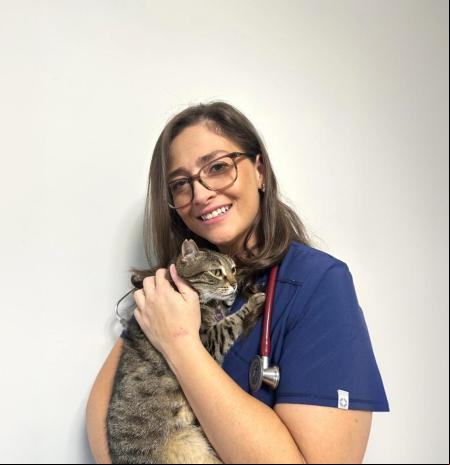 Lluvia Castro, veterinaria: “Durante la eutanasia es importante que el animal esté en su zona de confort, la voz y las caricias de su familia le transmiten calma y confianza, permitiéndole irse en paz; morir en agonía se puede evitar”